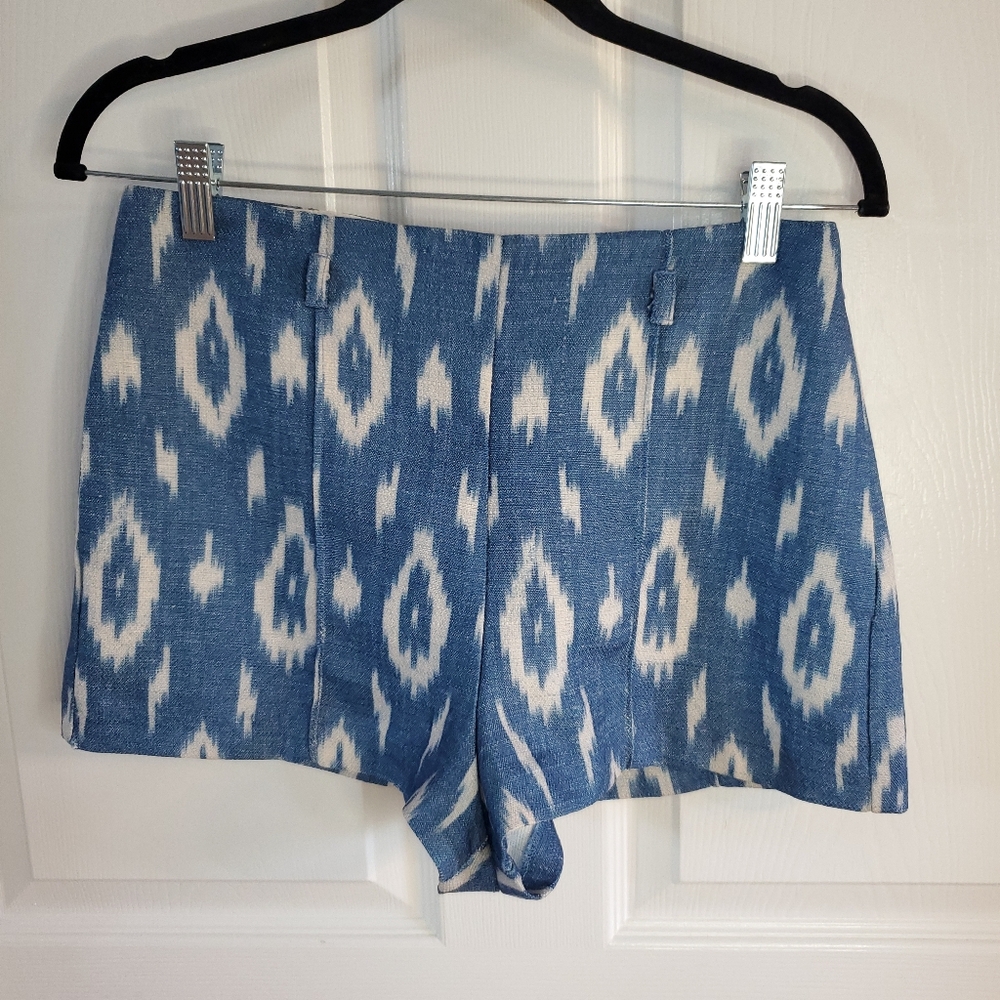 Dolce Vita Blue and White Patterned High Waist Shorts. Size M. #SW